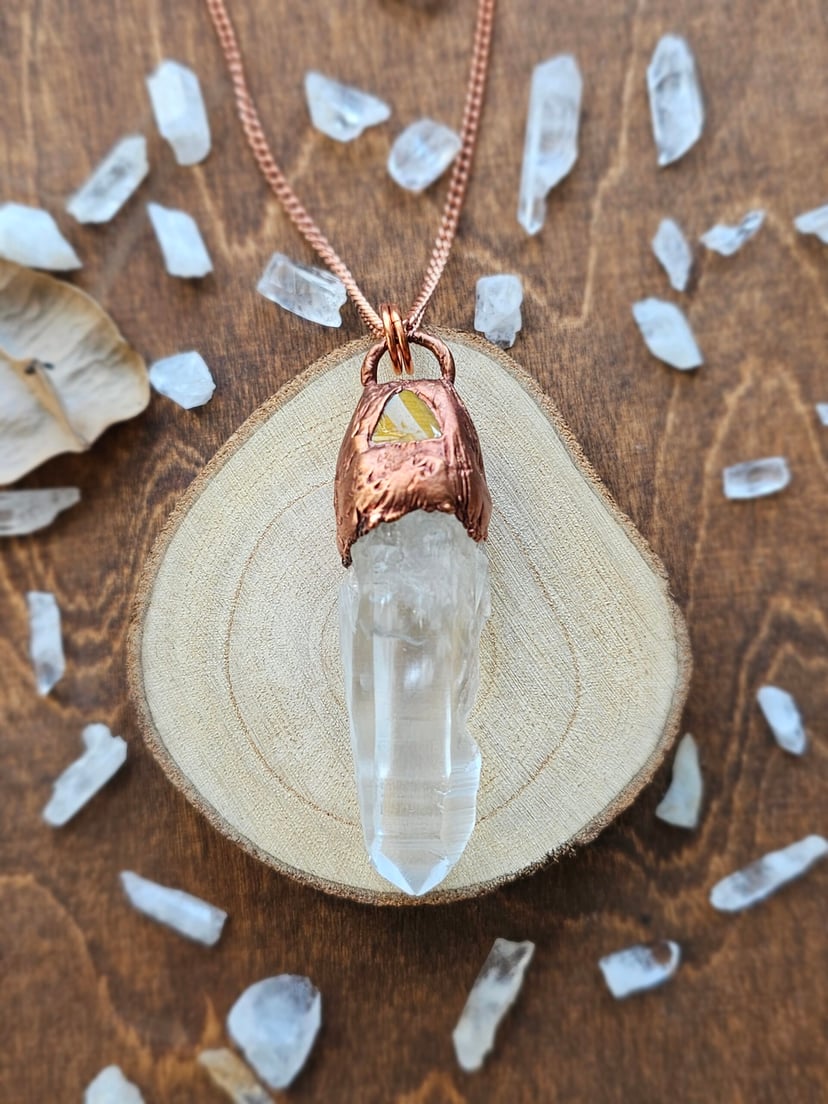 Amulet miedziany - surowy kryształ z tygrysim okiem
