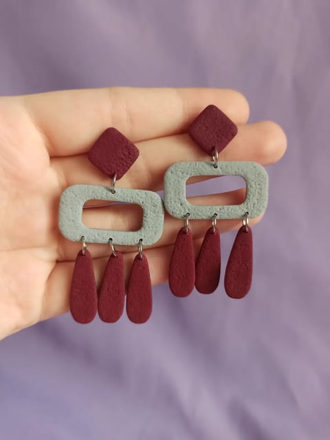 Kolczyki w stylu boho bordowo szare – w kolorach bordowym i szarym