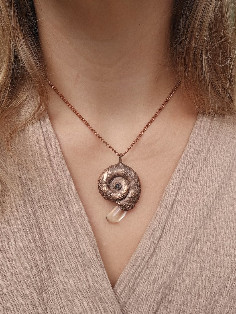 Amulet miedziany - "Echoes of the Spiral" z kryształem górskim - rustykalny