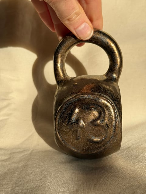 kubek kettlebell metaliczny z napisami- 43 kg