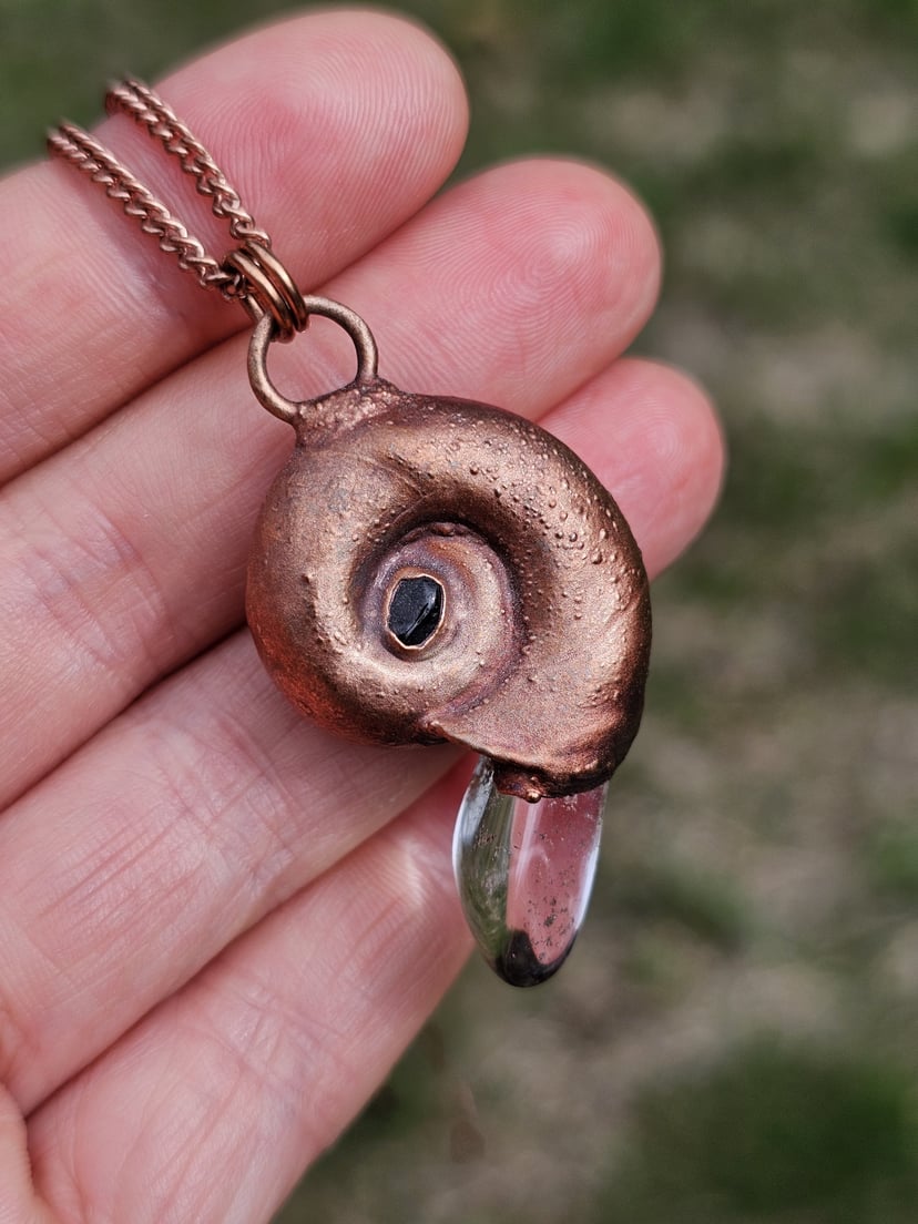 Amulet miedziany - "Echoes of the Spiral" z kryształem górskim