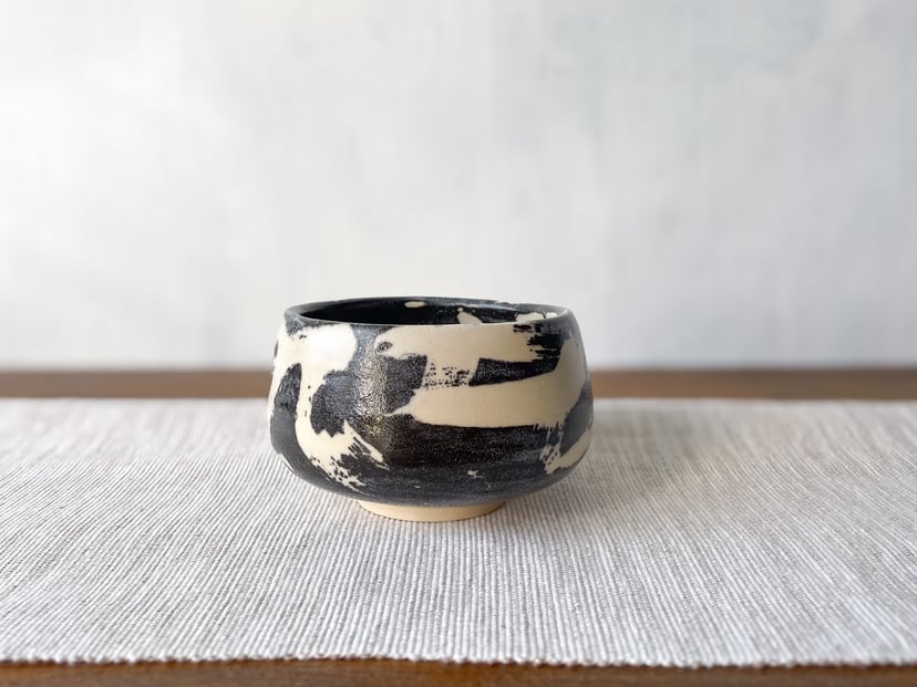 Chawan czarno-biały – ceramiczna czarka do matchy