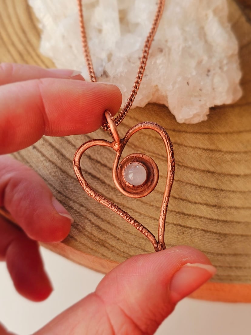 Amulet miedziany - 'Spirala Miłości' z kwarcem różowym