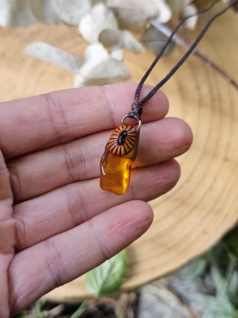 Amulet Wiecznego Lata "Kropla Słońca" - Bursztyn z Granatem
