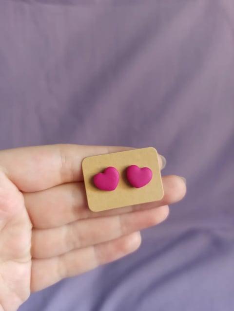 Mini sztyfty serduszka magenta – kolczyki z gliny polimerowej