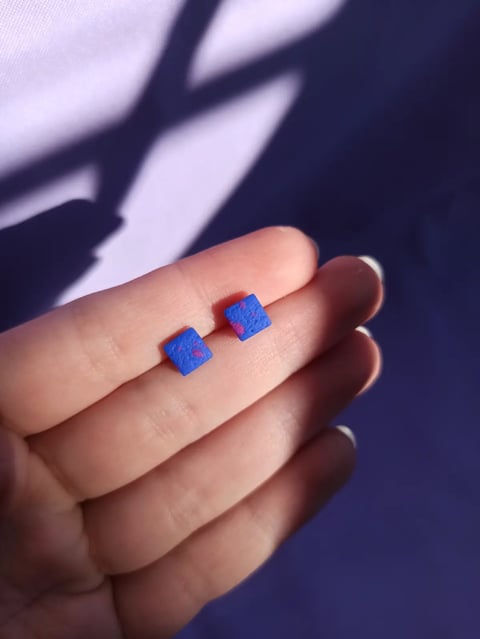 Mini sztyfty kwadraciki kobaltowe w ciapki – kolczyki z gliny polimerowej