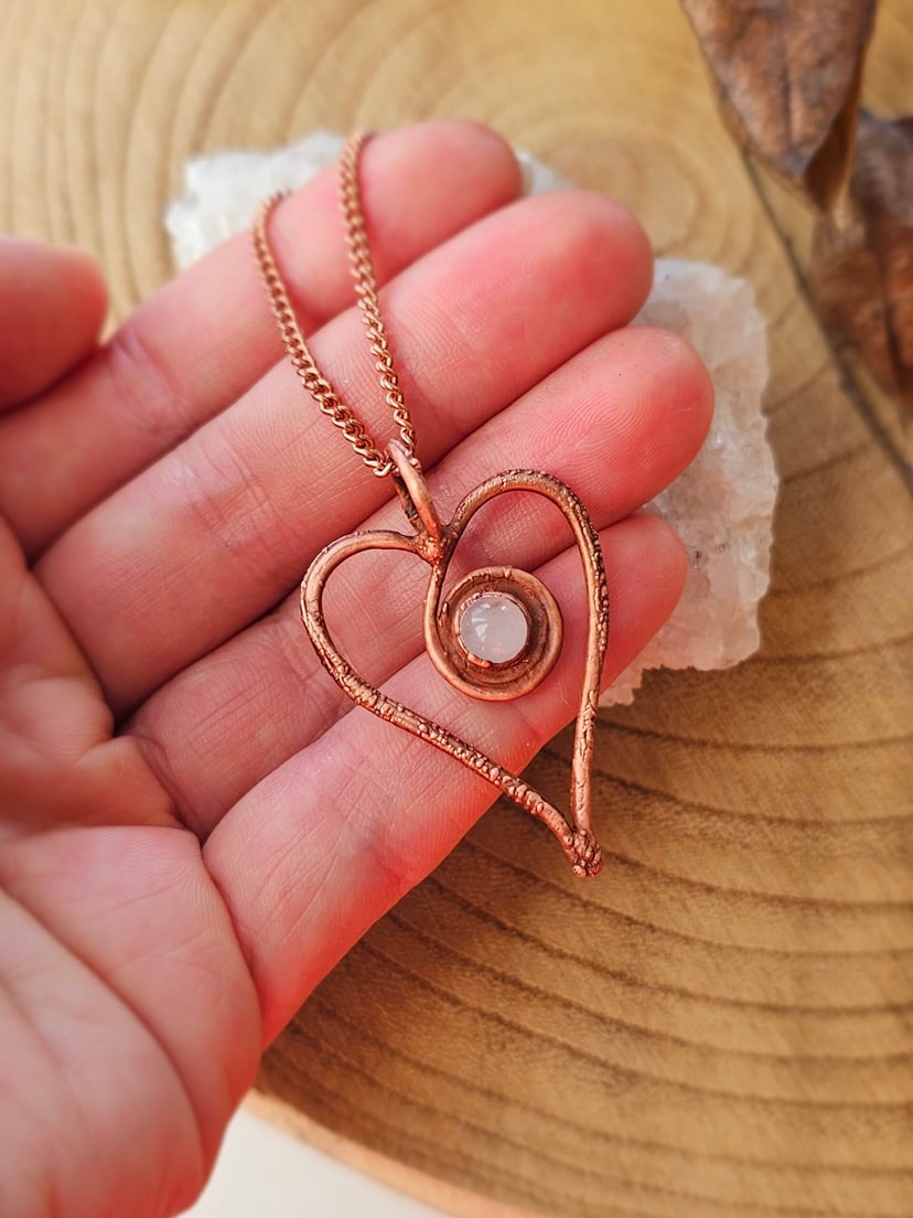 Amulet miedziany - 'Spirala Miłości' z kwarcem różowym