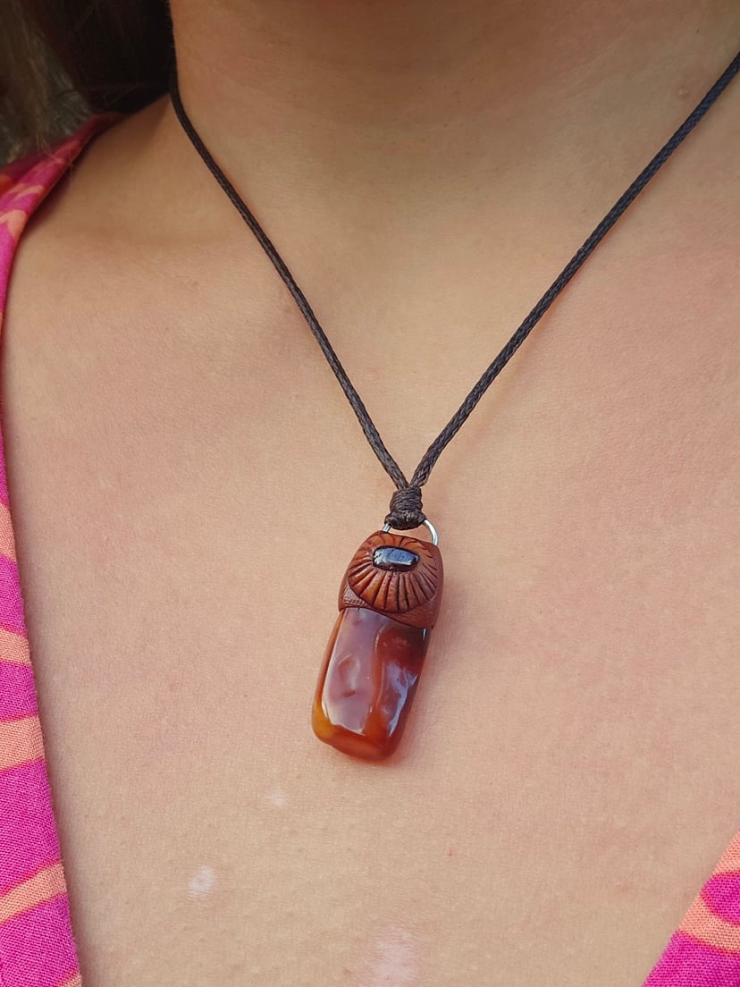 Amulet Wiecznego Lata "Kropla Słońca" - Bursztyn z Granatem