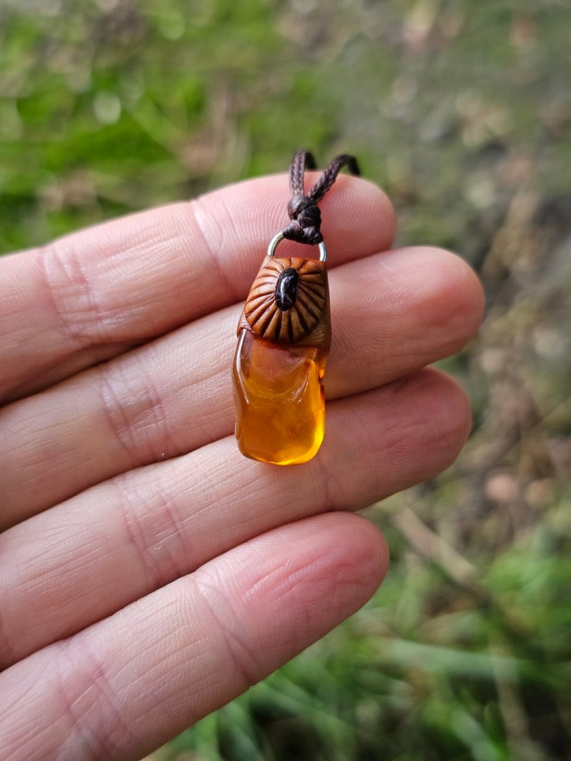 Amulet Wiecznego Lata "Kropla Słońca" - Bursztyn z Granatem
