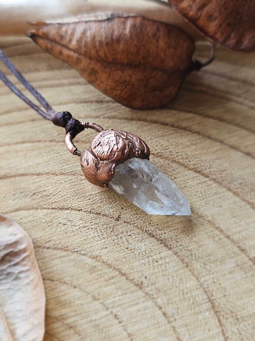 Amulet miedziany - surowy kryształek w miedzi