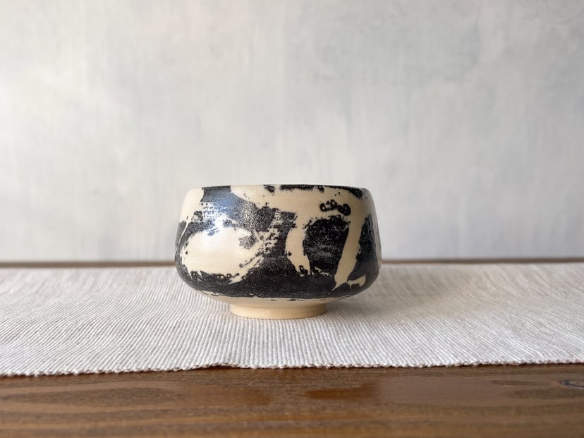 Chawan czarno-biały – ceramiczna czarka do matchy