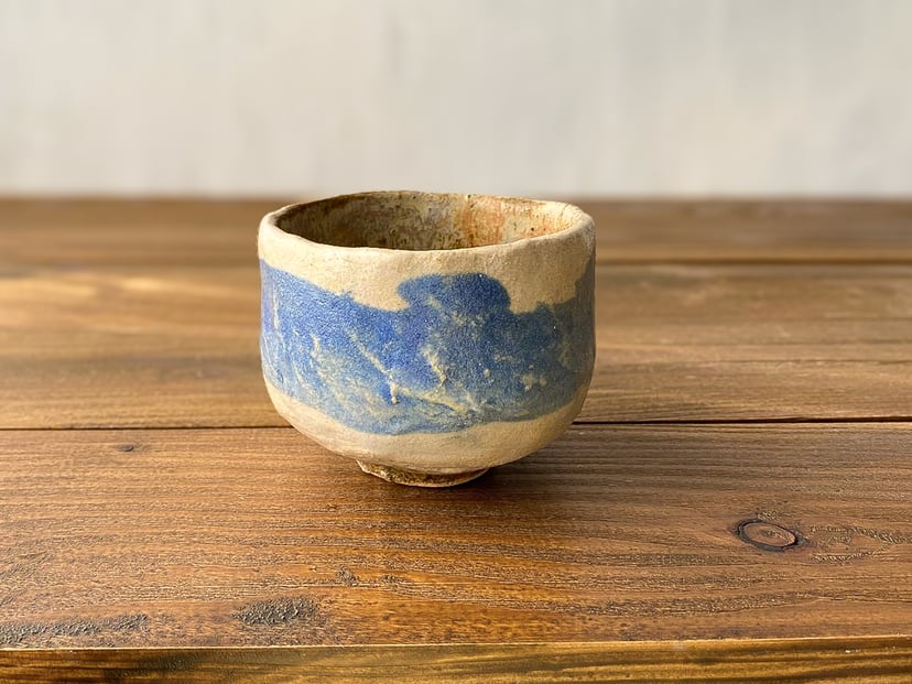 Czarka Wabi-sabi - ręcznie formowana czarka z jasnej gliny szamotowej