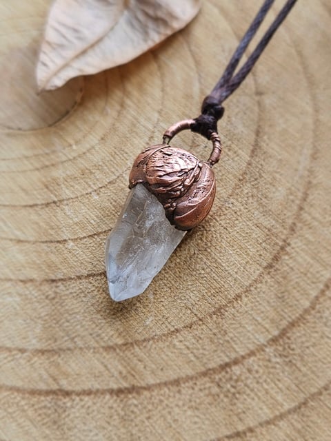 Amulet miedziany - surowy kryształek w miedzi