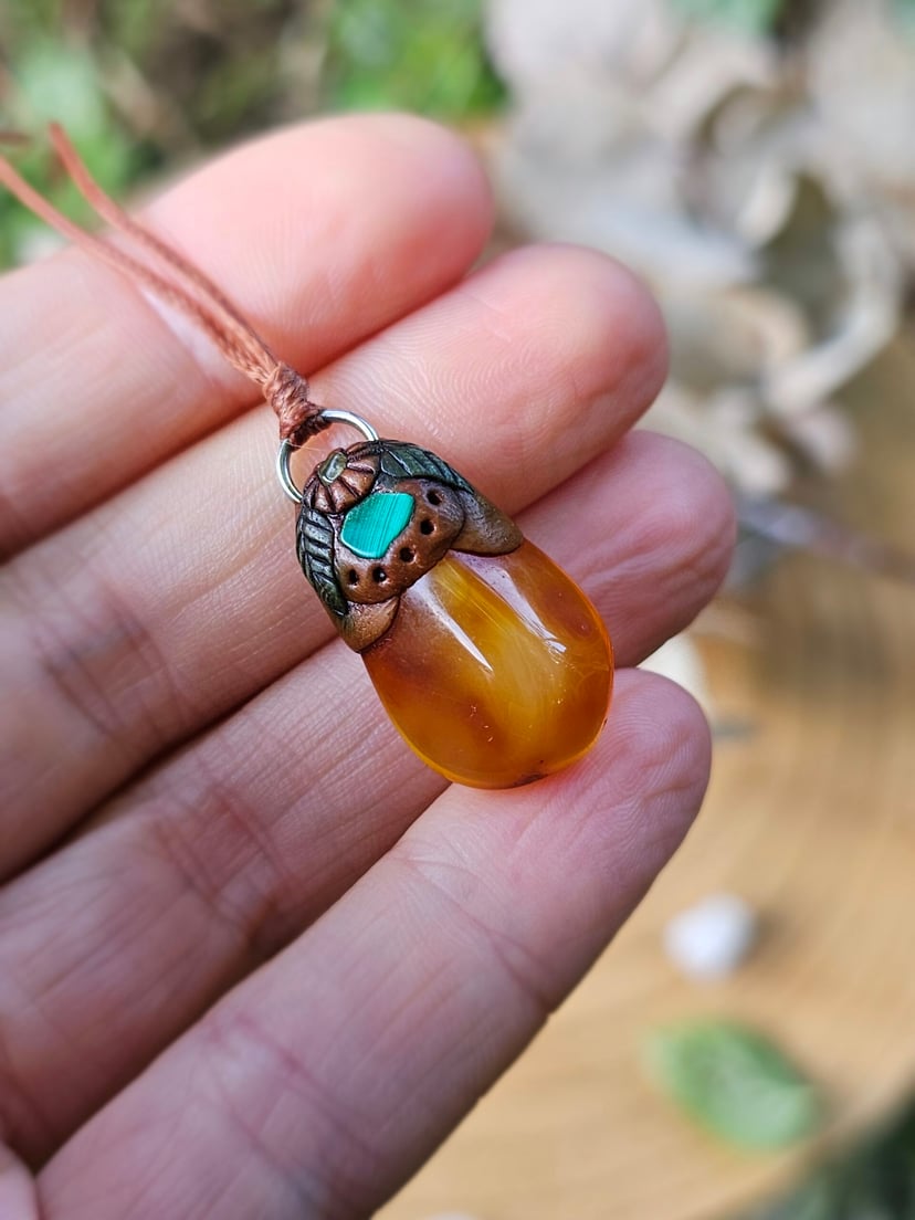 Amulet Wiecznego Lata "Kropla Słońca" - Bursztyn z Malachitem