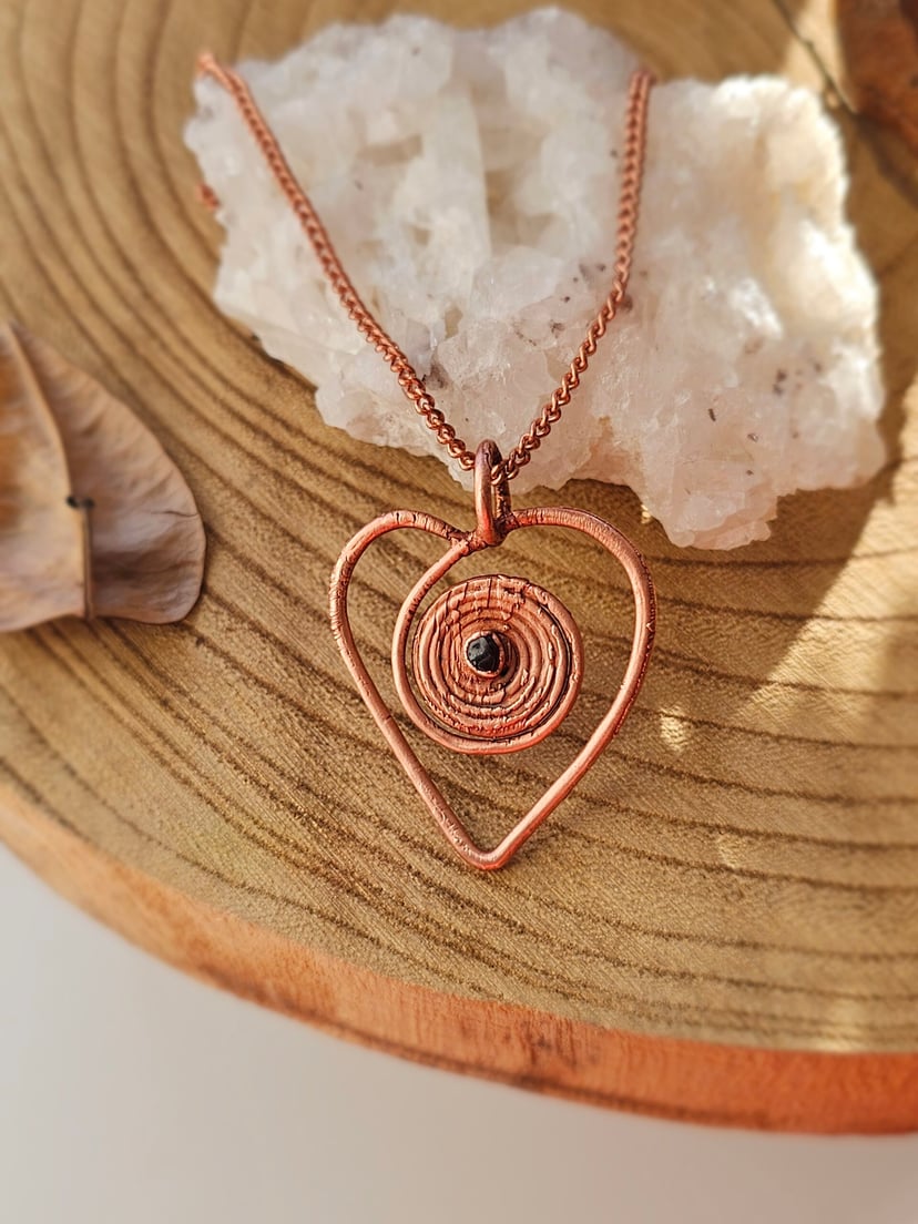Amulet miedziany - 'Spirala Miłości' z granatem