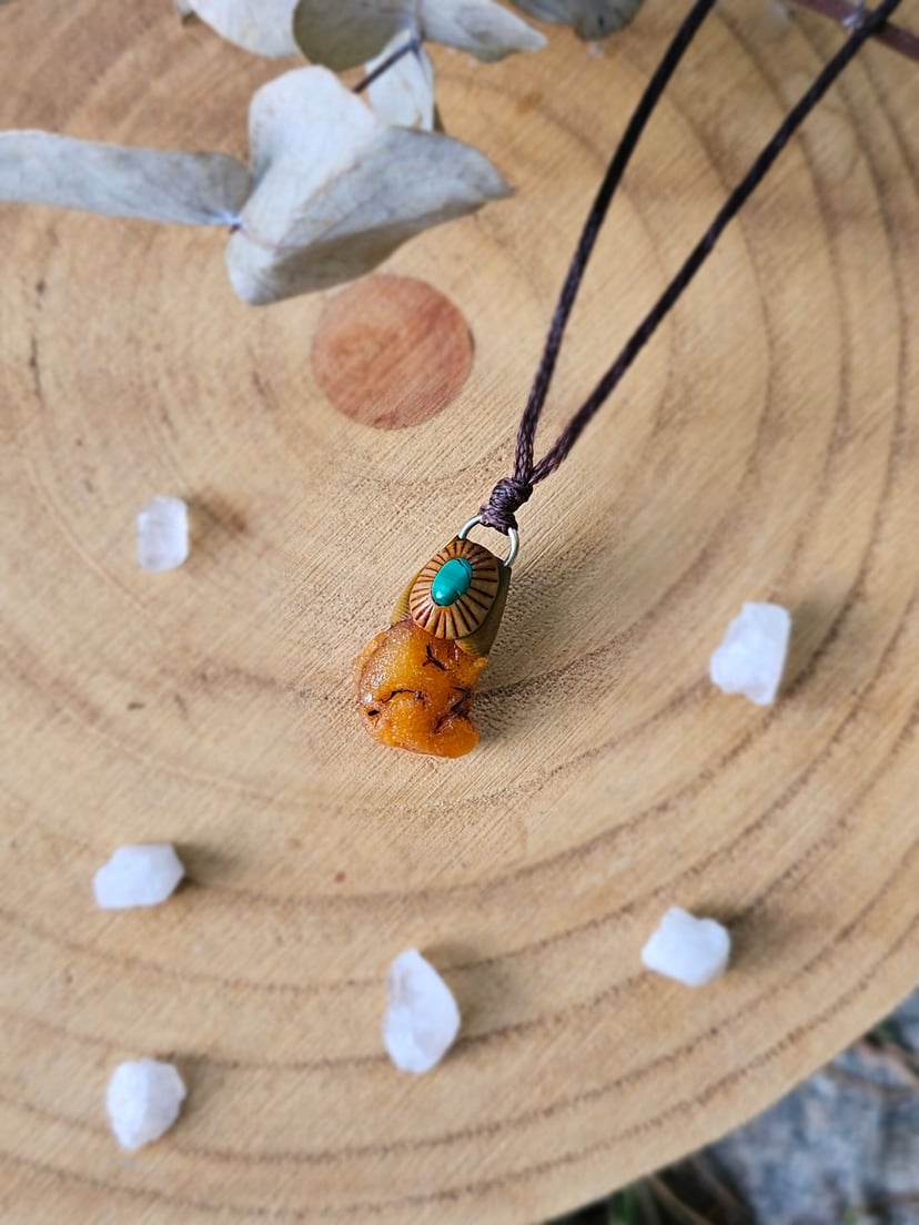 Amulet Wiecznego Lata "Kropla Słońca" - Bursztyn z Malachitem