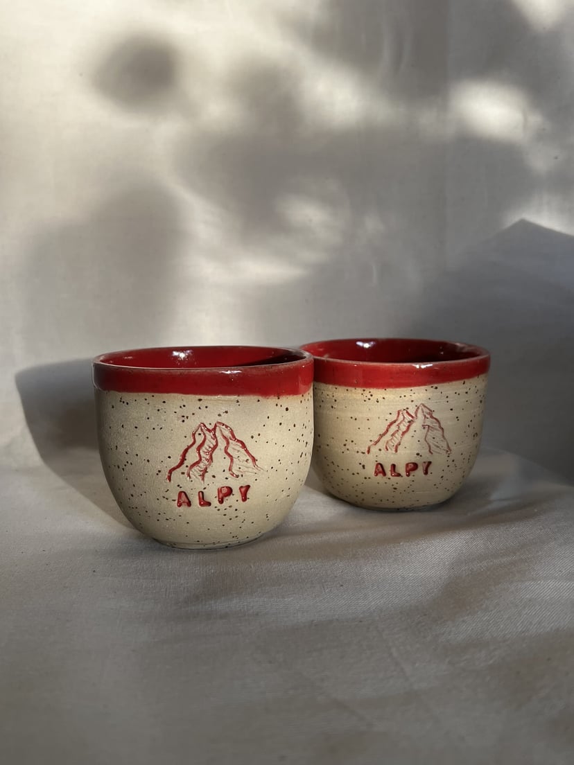 Czarka ceramiczna Alpy - czerwona - ręcznie toczona czarka z motywem górskim