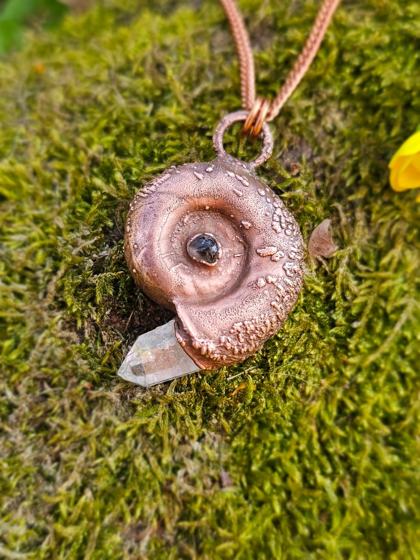 Amulet miedziany - "Echoes of the Spiral" z kryształem górskim