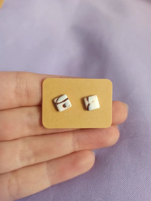 Mini sztyfty kwadraciki – w kolorze białym z brązowymi