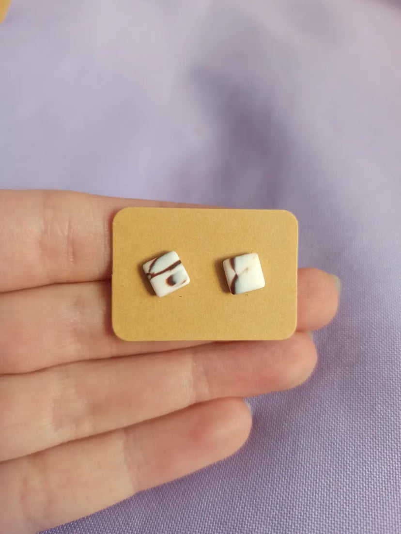 Mini sztyfty kwadraciki – w kolorze białym z brązowymi