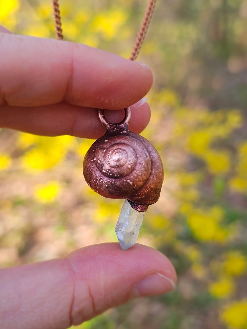 Amulet miedziany delikatny - "Echoes of the Spiral" z kryształem górskim