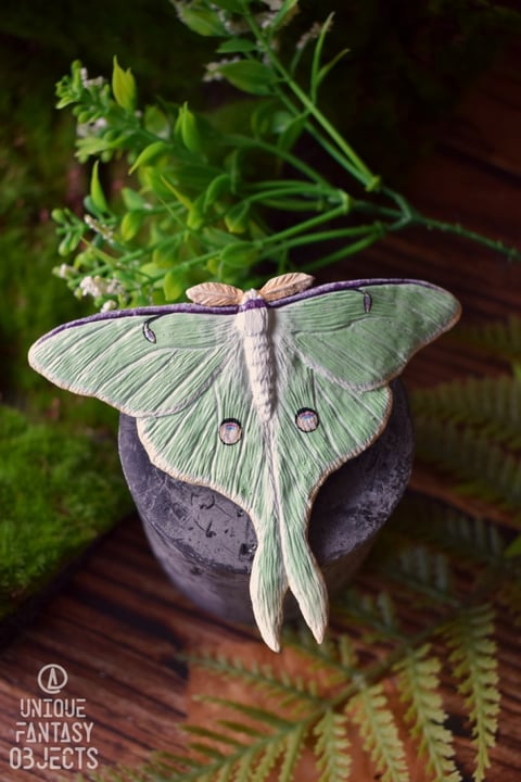 Spinka do włosów z rzeźbą ćmy Actias luna
