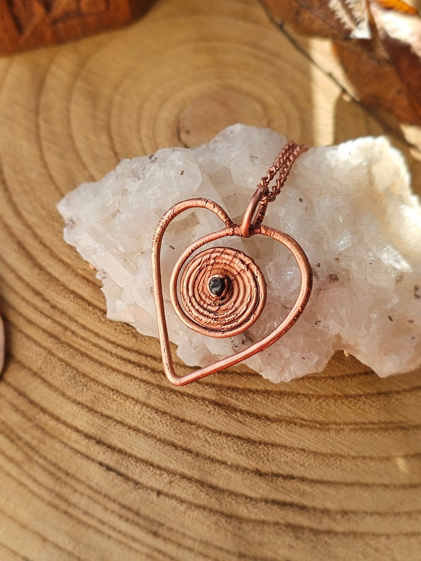 Amulet miedziany - 'Spirala Miłości' z granatem