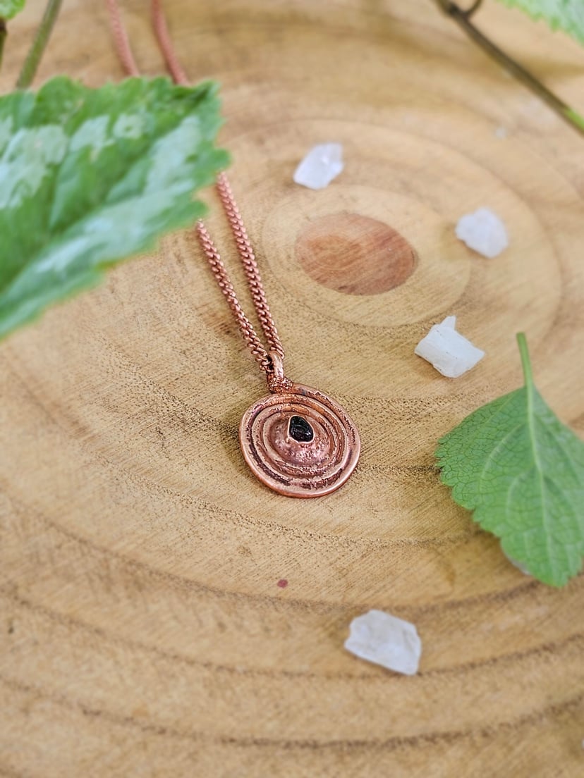 Amulet miedziany medalik - 'Spirala Życia' z granatem