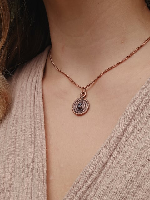 Amulet miedziany medalik - 'Spirala Życia' z granatem
