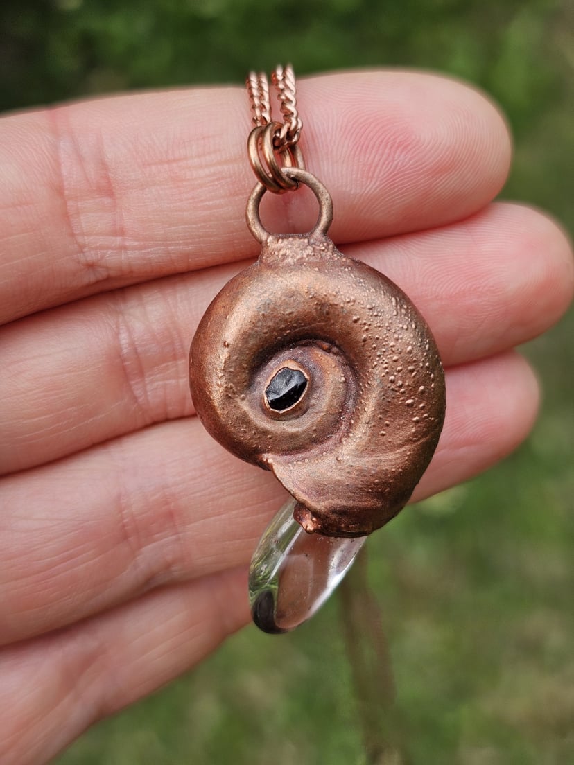 Amulet miedziany - "Echoes of the Spiral" z kryształem górskim
