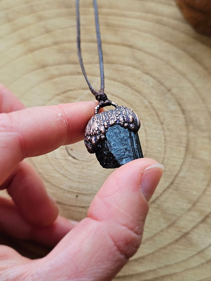 Amulet miedziany "Raw" - Czarny Turmalin
