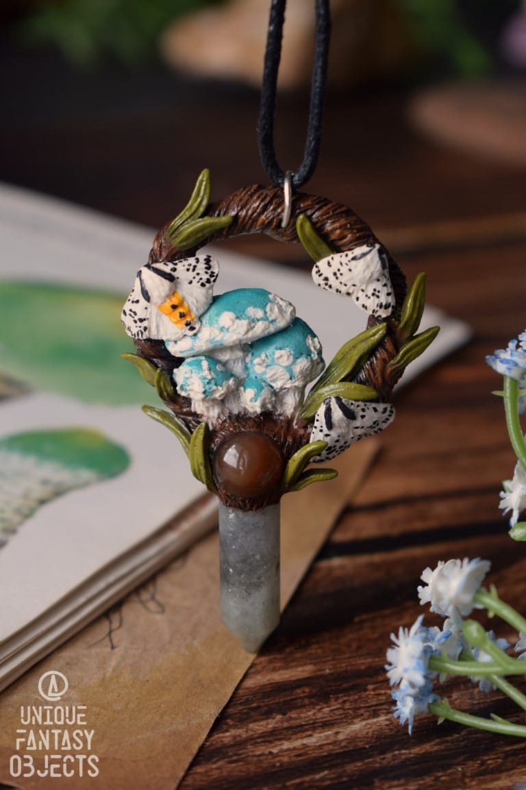 Naszyjnik z pierścieniakiem i ćmą szewnicą miętówką