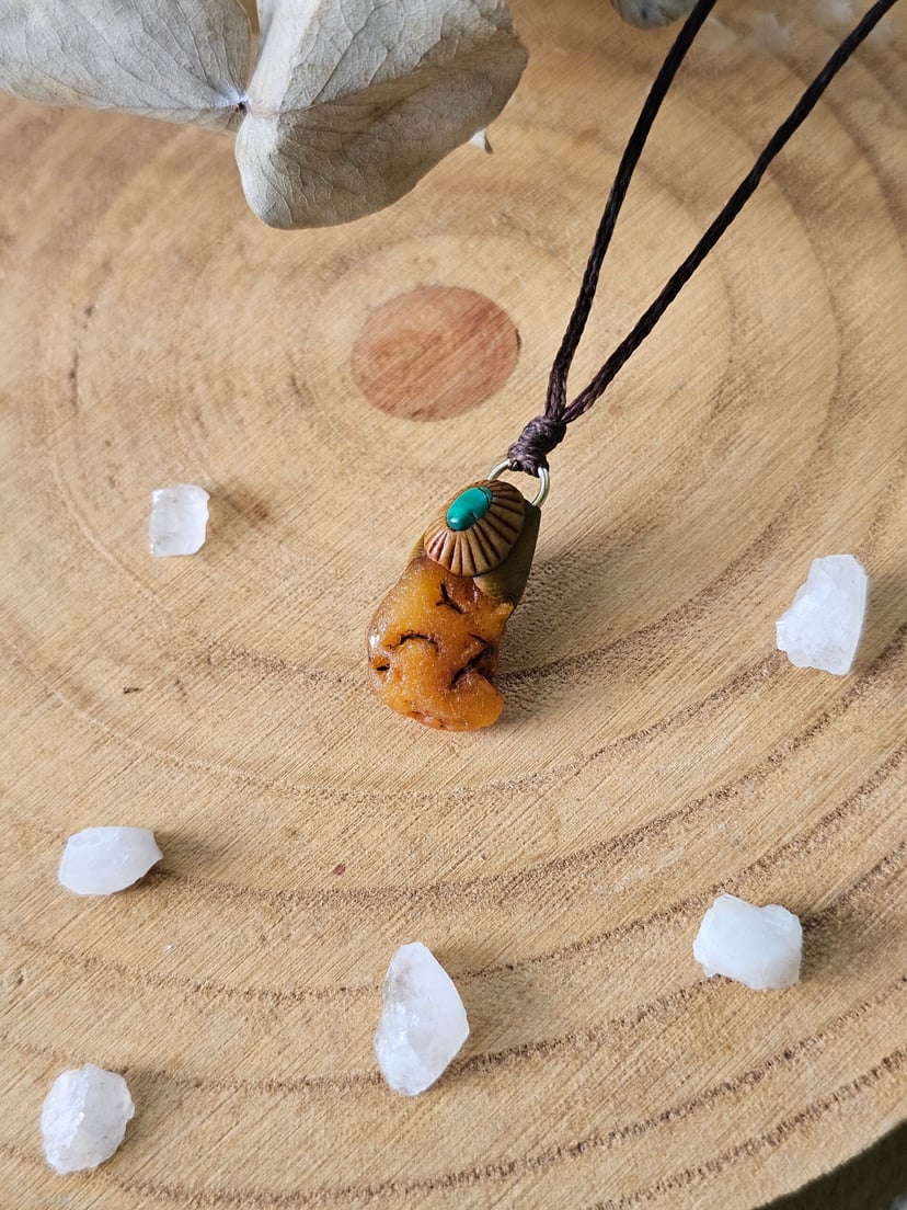 Amulet Wiecznego Lata "Kropla Słońca" - Bursztyn z Malachitem