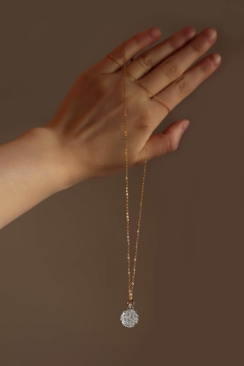 Wisiorek z kulką „Crystal” ze szklanymi kroplami