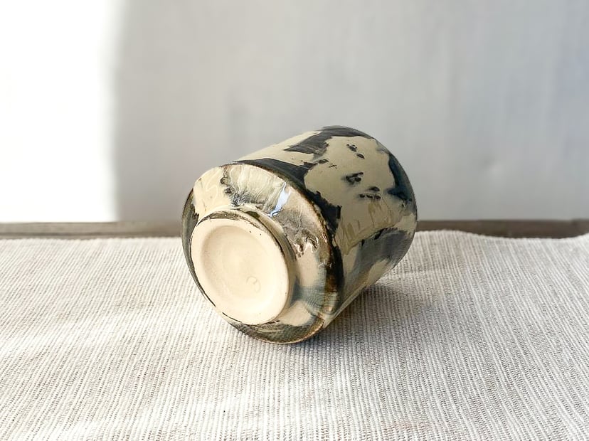 Śliwka w środku – ceramiczna czarka inspirowana japońską kaligrafią
