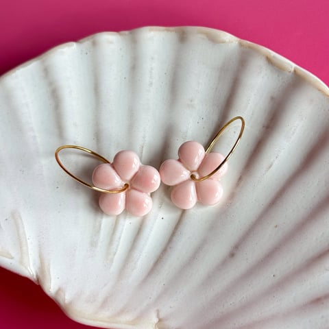 Baby pink - wiszące kolczyki z porcelany w kształcie kwiatu – Porcelka lilia