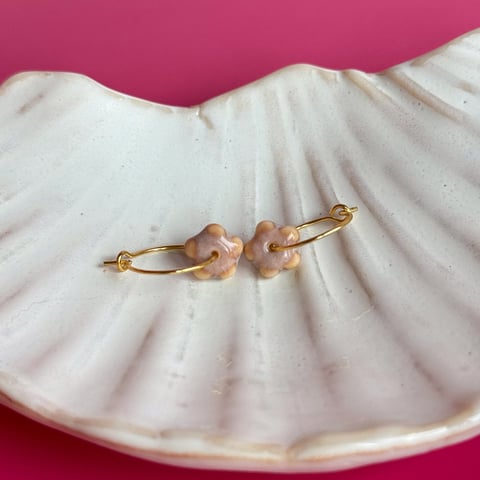 Pączek – wiszące kolczyki z porcelany w kształcie kwiatu – Porcelka micro bloom