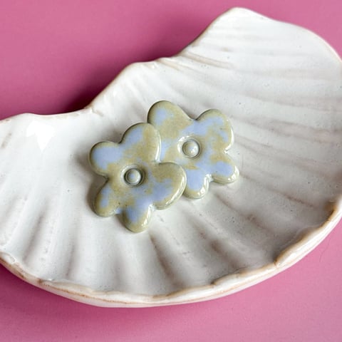 Sky Blue – kolczyki sztyfty z porcelany w kształcie gwiazdy – Porcelka wielki kwiat