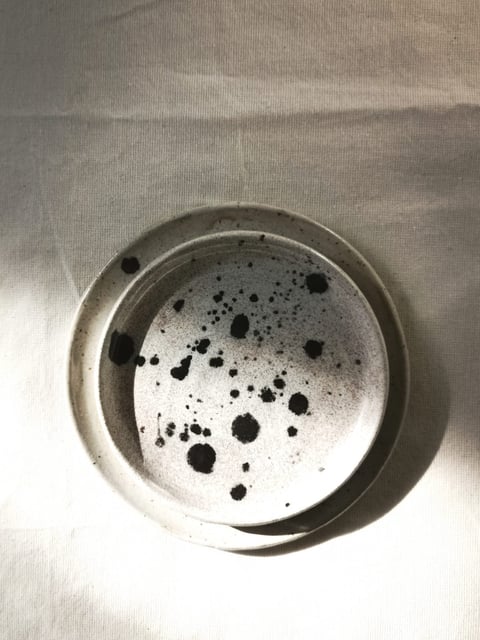 Talerzyk beżowy w ciapki - 10,5 cm - ceramiczny spodek i mały talerzyk