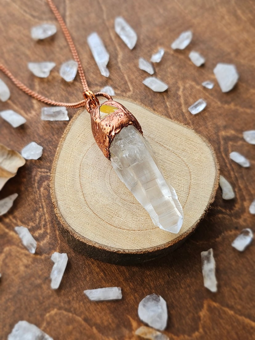 Amulet miedziany - surowy kryształ z tygrysim okiem