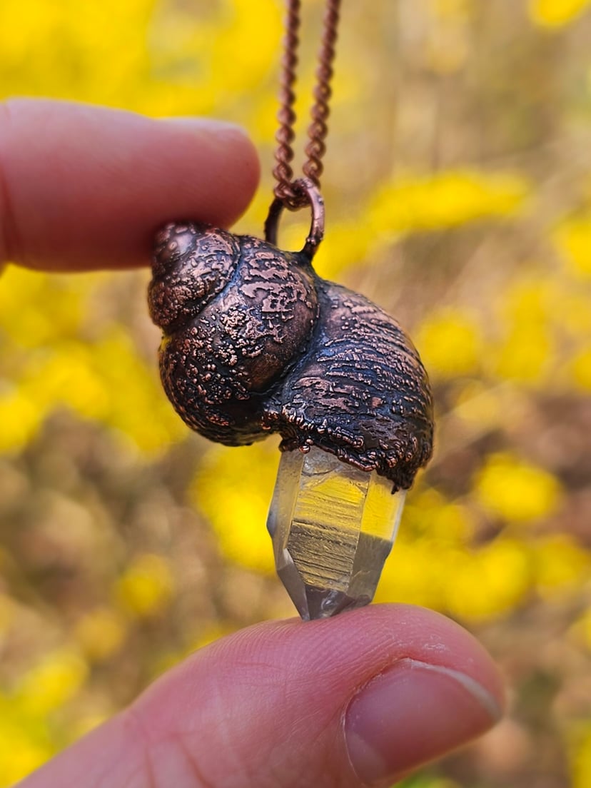 Amulet miedziany - "Echoes of the Spiral" z kryształem górskim