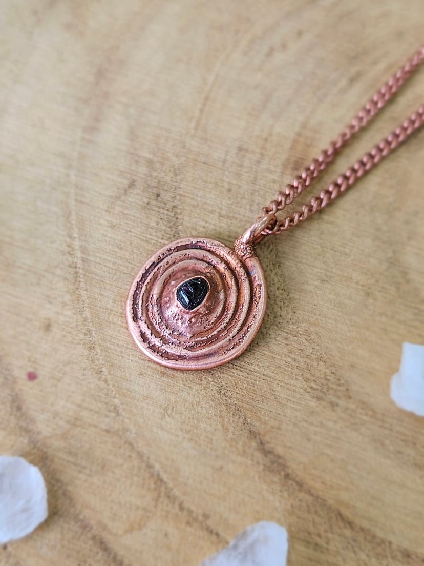 Amulet miedziany medalik - 'Spirala Życia' z granatem