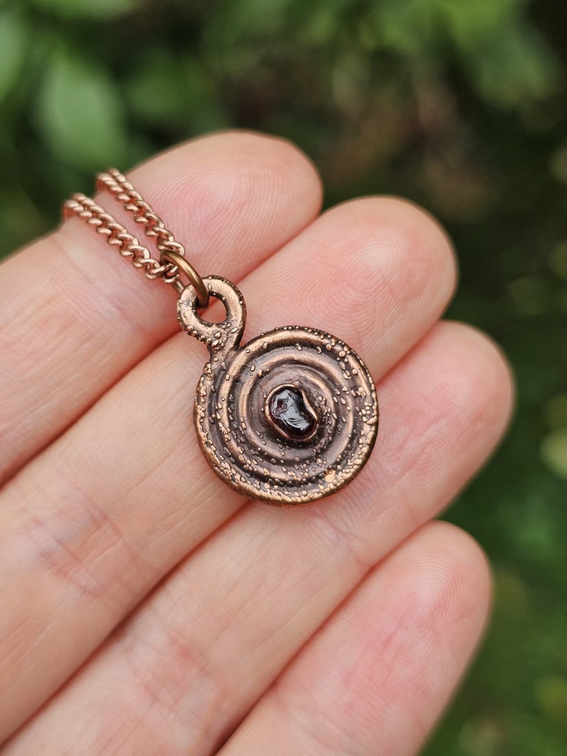 Amulet miedziany medalik - 'Spirala Życia' z granatem