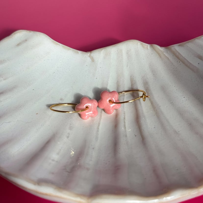 Pinky pink – wiszące kolczyki z porcelany w kształcie kwiatu – Porcelka micro bloom