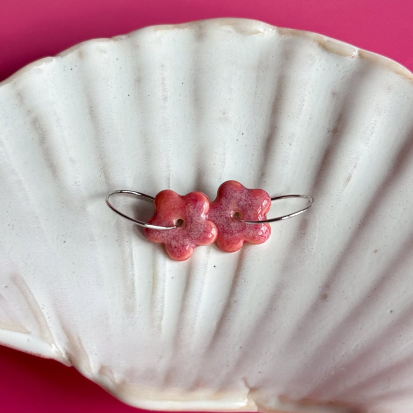 Cherry – wiszące kolczyki z porcelany w kształcie kwiatu – Porcelka mini bloom