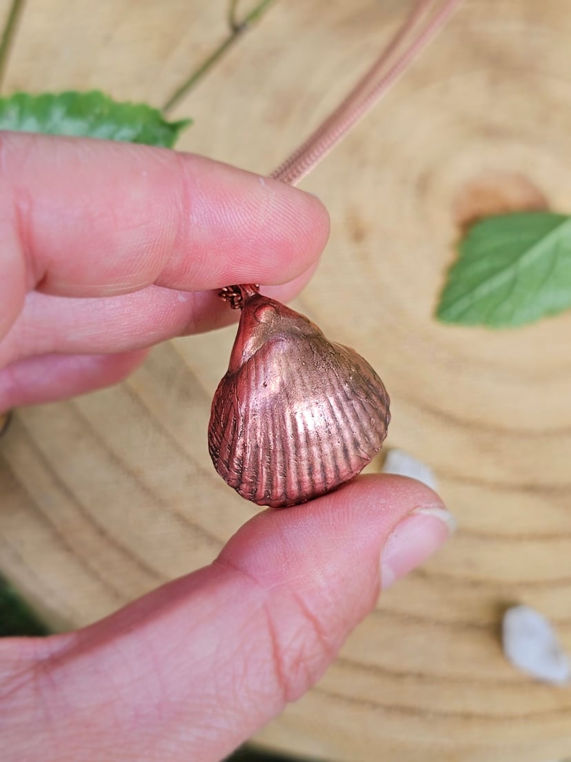 Naszyjnik z muszlą pokrytą miedzią - delikatna