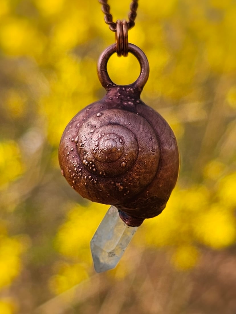 Amulet miedziany delikatny - "Echoes of the Spiral" z kryształem górskim