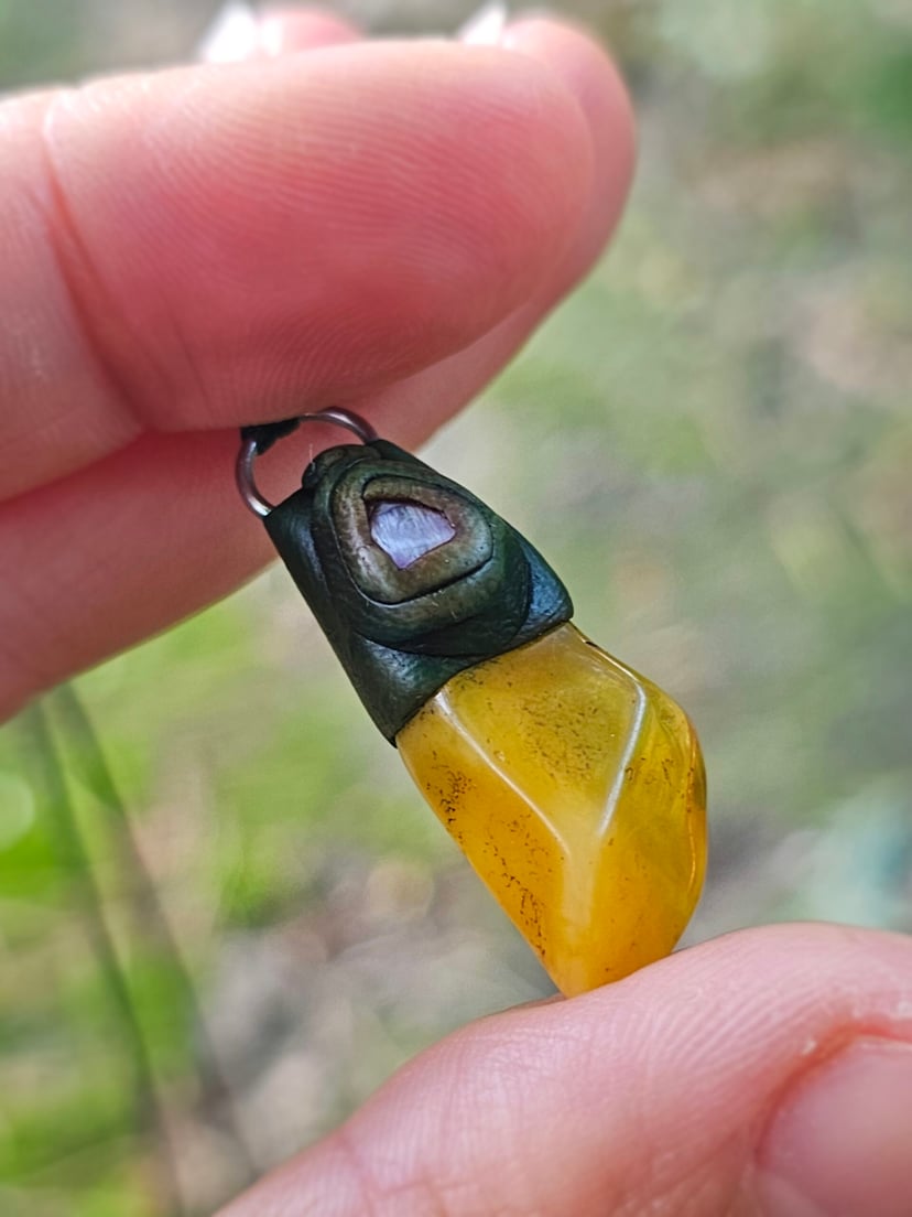 Amulet Wiecznego Lata "Kropla Słońca" - Bursztyn z Czaroitem