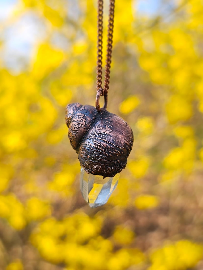Amulet miedziany - "Echoes of the Spiral" z kryształem górskim
