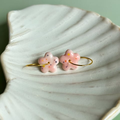 Pink dots – wiszące kolczyki z porcelany w kształcie kwiatu – Porcelka mini bloom